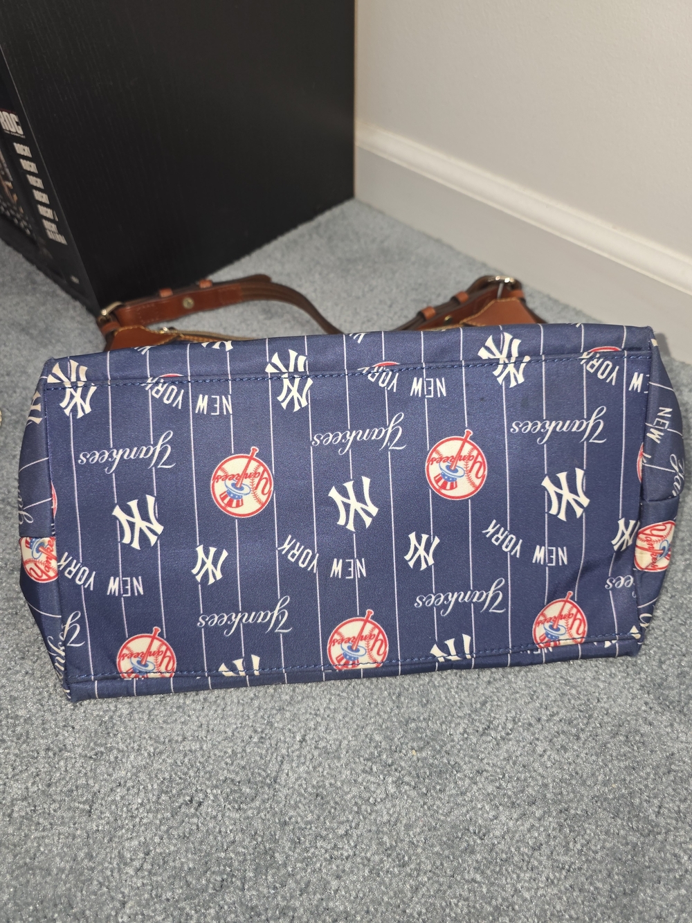 Dooney & Bourke New York Yankees Navy Logo Shoulder Bag - Picture 12 of 16